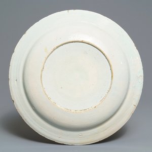 Een polychrome Delftse schotel met chinoiserie decor, vroeg 18e eeuw — foto 2