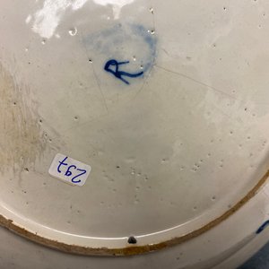 Een polychrome Delftse schotel met een violist, 1e helft 18e eeuw — foto 11