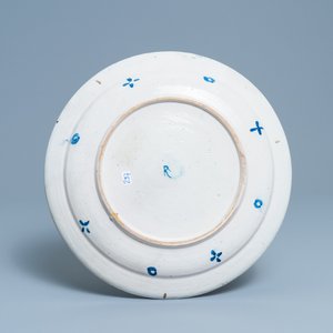 Een polychrome Delftse schotel met een violist, 1e helft 18e eeuw — foto 2