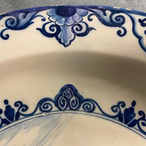 Een polychrome Delftse schotel met een violist, 1e helft 18e eeuw — foto 3