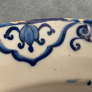 Een polychrome Delftse schotel met een violist, 1e helft 18e eeuw — foto 8