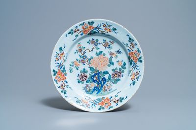 Een polychrome Delftse schotel met fijn floraal decor, 18e eeuw