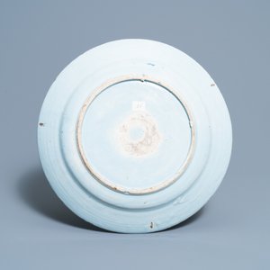 Een polychrome Delftse schotel met fijn floraal decor, 18e eeuw — foto 2