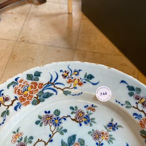 Een polychrome Delftse schotel met fijn floraal decor, 18e eeuw — foto 4