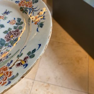 Een polychrome Delftse schotel met fijn floraal decor, 18e eeuw — foto 5