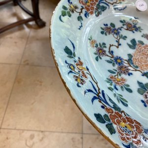 Een polychrome Delftse schotel met fijn floraal decor, 18e eeuw — foto 6