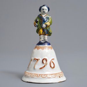 Een polychrome Delftse tafelbel met een edelman, gedateerd 1796 — foto 2