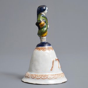 Een polychrome Delftse tafelbel met een edelman, gedateerd 1796 — foto 3
