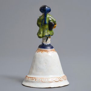 Een polychrome Delftse tafelbel met een edelman, gedateerd 1796 — foto 4