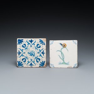 Een polychrome Delftse tegel met een slak op een plant en een blauw-witte met een slak in een ornament, 17e eeuw — foto 1