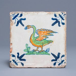 Een polychrome Delftse tegel met een zwaan, 1e helft 17e eeuw — foto 1