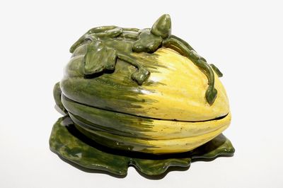 Een polychrome Delftse terrine in de vorm van een meloen, 2e helft 18e eeuw