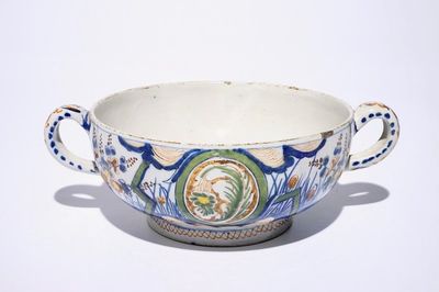 Een polychrome Delftse terrine met bliksemdecor, ca. 1700