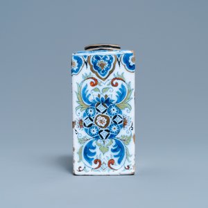 Een polychrome Delftse theebus met deels zwart en verguld decor, eind 17e eeuw — foto 5
