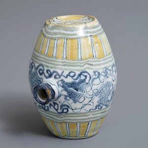 Een polychrome Delftse tonvormige flacon met druivenranken, 18e eeuw — foto 1