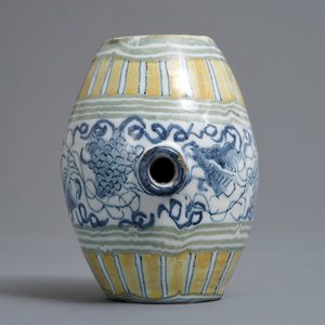Een polychrome Delftse tonvormige flacon met druivenranken, 18e eeuw — foto 2