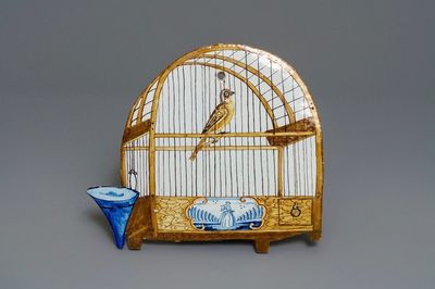 Een polychrome Delftse trompe l'oeil plaquette met een vogelkooi, 18e eeuw