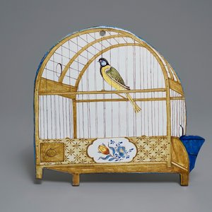 Een polychrome Delftse trompe l'oeil plaquette met een vogelkooi, 18e eeuw — foto 1