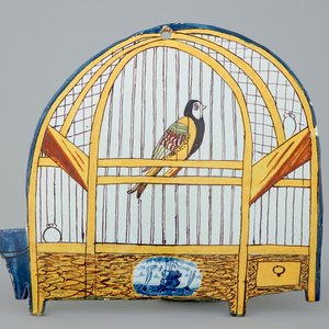 Een polychrome Delftse vogelkooi plaquette, 18e eeuw — foto 1