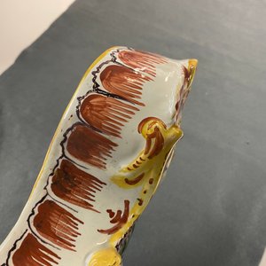 Een polychrome Delftse zakhorlogehouder, 18e eeuw — foto 9
