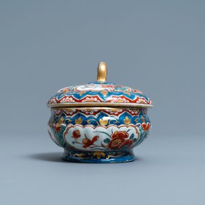 Een polychrome en vergulde Delftse kruidendoos met deksel, vroeg 18e eeuw — foto 3