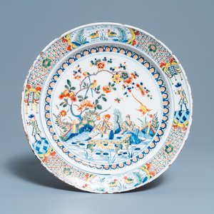 Een polychrome Engelse Delftware schotel met een chinoiserie theescène, 18e eeuw — foto 1