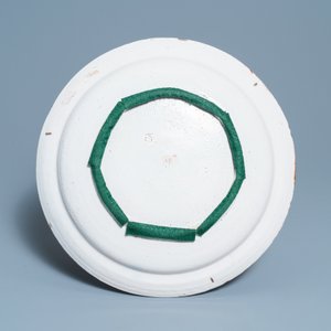 Een polychrome Engelse Delftware schotel met een chinoiserie theescène, 18e eeuw — foto 2