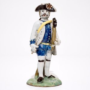 Een polychrome figuur van een soldaat, Brussel of Noord-Frankrijk, 18e eeuw — foto 1