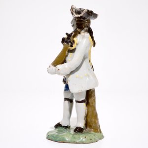 Een polychrome figuur van een soldaat, Brussel of Noord-Frankrijk, 18e eeuw — foto 2