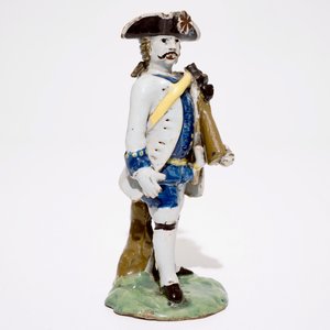 Een polychrome figuur van een soldaat, Brussel of Noord-Frankrijk, 18e eeuw — foto 5