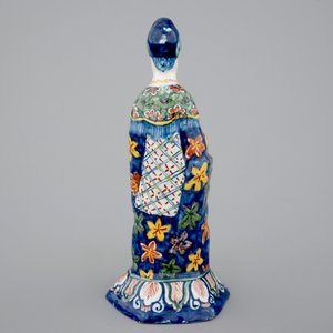 Een polychrome figuur van een staande Madonna met kind, in chinoiserie stijl, 18e eeuw — foto 4
