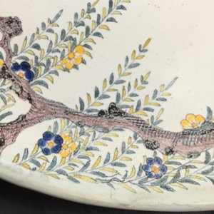 Een polychrome Franse chinoiserie schotel, Sinceny, 18e eeuw — foto 5