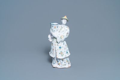 Een polychrome Franse faience kandelaar in de vorm van een Chinees, Rijsel, 18e eeuw