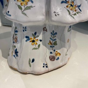 Een polychrome Franse faience kandelaar in de vorm van een Chinees, Rijsel, 18e eeuw — foto 11