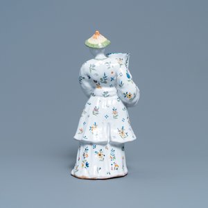 Een polychrome Franse faience kandelaar in de vorm van een Chinees, Rijsel, 18e eeuw — foto 4