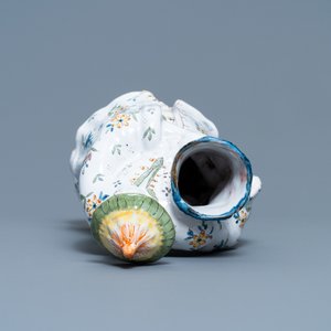 Een polychrome Franse faience kandelaar in de vorm van een Chinees, Rijsel, 18e eeuw — foto 6