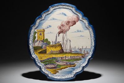 Een polychrome Friese plaquette met havenzicht, Makkum, 19e eeuw
