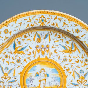 Een polychrome 'grotesken' schotel met een putto met rijksappel, Willem Jansz. Verstraeten, Haarlem, 1645-1655 — foto 3