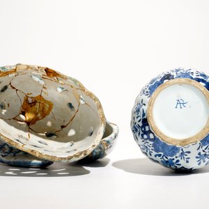 Een polychrome haan en een blauwwitte vaas in Delftse stijl, Dèsvres, Frankrijk, 19e eeuw — foto 7