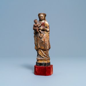 Een polychrome houten figuur van de Madonna met kind, een zgn. 'Mechels popje', 16e eeuw — foto 1