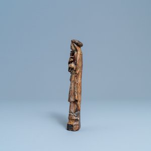 Een polychrome houten figuur van de Madonna met kind, een zgn. 'Mechels popje', 16e eeuw — foto 3