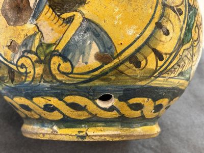 Een polychrome Italiaanse majolica apothekersfles, 17e eeuw — foto 8