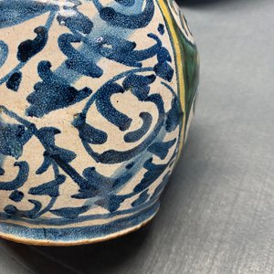 Een polychrome Italiaanse majolica apothekersfles met wapen, Deruta, 17e eeuw — foto 13