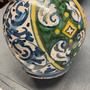 Een polychrome Italiaanse majolica apothekersfles met wapen, Deruta, 17e eeuw — foto 14