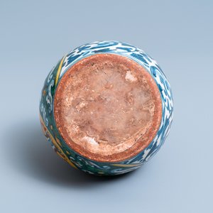 Een polychrome Italiaanse majolica apothekersfles met wapen, Deruta, 17e eeuw — foto 6