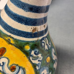 Een polychrome Italiaanse majolica apothekersfles met wapen, Deruta, 17e eeuw — foto 8