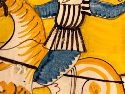 Een polychrome Italiaanse majolica schotel met een ruiter, Montelupo, 17e eeuw — foto 5