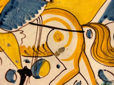 Een polychrome Italiaanse majolica schotel met een ruiter, Montelupo, 17e eeuw — foto 6
