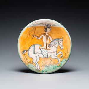 Een polychrome Italiaanse majolica schotel met een ruiter, Montelupo, 17e eeuw — foto 1
