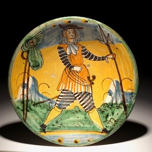 Een polychrome Italiaanse schotel met een soldaat, Montelupo, 17e eeuw — foto 1